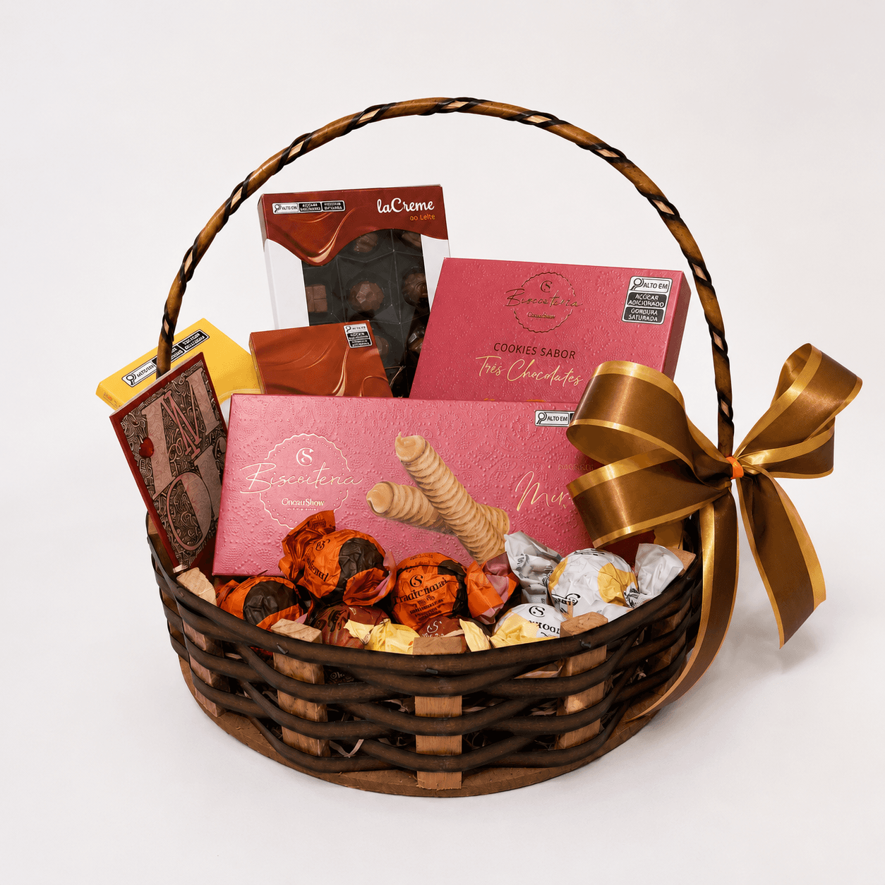 Cesta com Muitos Chocolates, Biscoitos e Trufas Cacau Show